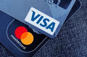 Visa ou Mastercard? Saiba como escolher a bandeira ideal para o cartão