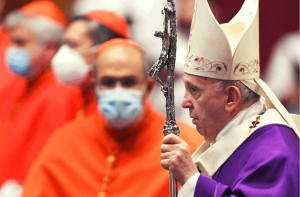 Saiba quanto os cardeais, os padres e o papa recebem