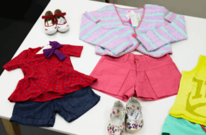 Confira como comprar e vender roupas de crianças pelo celular